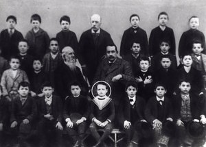 Benito Mussolini in der Grundschule - Ein Porträt von Benito Mussolini mit Klassenkameraden und einem Lehrer