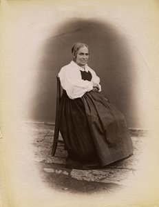 Ältere Frau auf einem Stuhl sitzend, Parre, Lombardei, Italien, Fotografie von Premiata Fotografia Taramelli, Bergamo