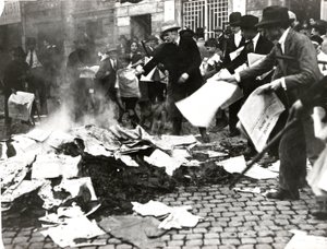 Faschistische Gruppe verbrennt sozialistische Zeitungen „Il Paese“ nach der Verwüstung des Belagerungsortes