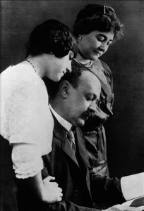 Porträt von Italo Svevo, italienischer Schriftsteller (1861-1928) mit seiner Frau und Tochter. von Italian Photographer