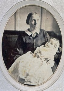 Post-mortem Porträt eines kleinen Mädchens, gehalten von ihrer Mutter, ca. 1855 (s/w Foto)