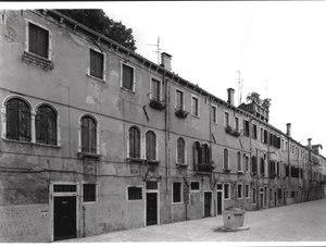 Reihe von Häusern an der Calle Riello, Venedig