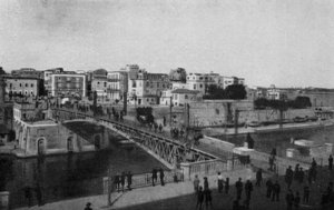 Taranto, geschlossene Drehbrücke und Altstadt (s/w Foto)