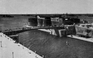 Taranto, Geschlossene Drehbrücke, Die vereinten Seestreitkräfte mit großer Flaggenparade im großen Meer