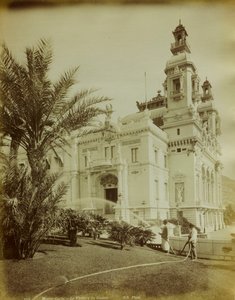 Das an das Casino in Montecarlo angrenzende Theater. Im Vordergrund eine Ansicht des mit Palmen geschmückten Gartens von Italian Photographer