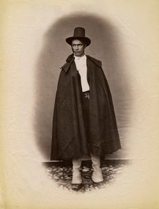Junger Mann mit Umhang und Hut, Parre, Lombardei, Italien, Fotografie von Premiata Fotografia Taramelli, Bergamo von Italian Photographer