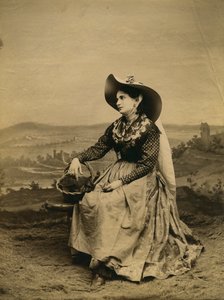Junge Frau in Kleidung und Strohhut aus der Landschaft von Siena, Toskana, Italien, Fotografie von Paolo Lombardi, Siena, ca. 1890 von Italian Photographer