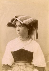 Junge Frau in traditioneller Kleidung und Kopfschmuck, römisches Umland, Latium, Italien, ca. 1905 von Italian Photographer