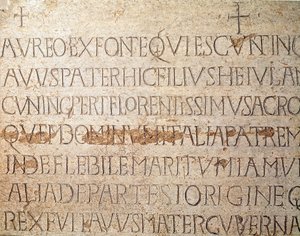 Archäologie des Mittelalters. Barbarische Kunst der Lombardei: Grabstein des Langobardenkönigs Cunipert, bekannt als der Fromme (Cuniperto, 678-700). Langobardische Kunst. Pavia, Städtisches Museum, Archäologische Abteilung