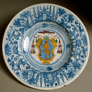 Kardinalswappen. Keramikplatte, hergestellt in Deruta, Italien. Um 1620. Florenz, Museo Nazionale del Bargello von Italian School