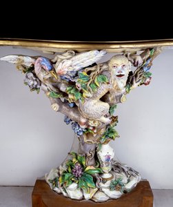 Konsole aus Weichporzellan, hergestellt in der Manufaktur von Capodimonte. 18. Jahrhundert. Sèvres, Porzellanmanufaktur