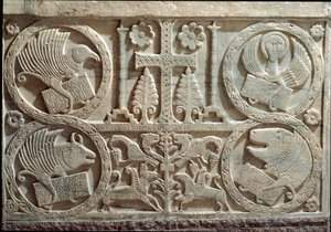 Detail von Stuck mit Symbolen der vier Evangelisten (Tetramorph): der Engel für den Heiligen Matthäus, der Löwe für den Heiligen Markus, der Stier für den Heiligen Lukas und der Adler für den Heiligen Johannes. 730-740 Cividale, Battistero di San Callisto