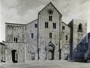 Fassade der Basilika, gegründet 1087 zur Aufnahme der Reliquien des Heiligen Nikolaus