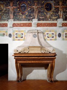 Kamin mit den Initialen F.II.M.M.V, die Federigo Gonzaga II Marchese von Mantua bedeuten, mit einem dekorativen Fries darüber, der verschiedene Wappen des Gonzaga-Wappens integriert, 1528 von Italian School