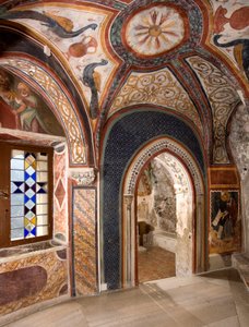 Innenansicht der Kapelle des Heiligen Gregor, dekoriert mit Fresken byzantinischen Einflusses, geschaffen von der römischen Schule des frühen 13. Jahrhunderts. Kloster des Heiligen Benedikt (Sacro Speco), Subiaco (Rom), Italien von Italian School
