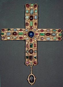 Lombardische Kunst: Goldkreuz und Steine von Berengario (850-924), König von Italien und Kaiser des Heiligen Römischen Reiches. 9. Jahrhundert Monza, Museum der Kathedrale