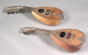 Neapolitanische vierdoppelsaitige Mandoline und eine Mailänder sechsdoppelsaitige Mandoline