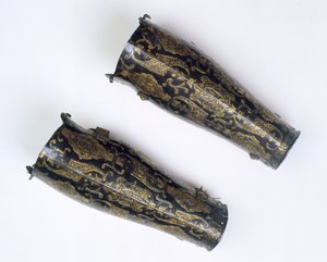 Paar Schienbeinschützer aus der Rüstkammer von Erzherzog Albrecht (1559-1621), Gouverneur der Niederlande, ca. 1598