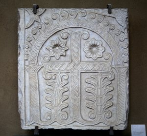 Stele mit Kreuz und Blumendekoration von Italian School