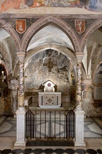 Ansicht des Presbyteriums der Oberkirche mit dem Hauptaltar im Cosmateskenstil. 13. Jahrhundert. Kloster von Saint Benedetto (Sacro Speco), Subiaco (Rom), Italien