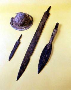 Waffen eines lombardischen Kriegers: Schildschirm, Dolch, Schwert und Speerspitze. Museum von Cividale del Friuli. von Italian School