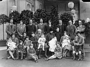 Der 9. Herzog von Devonshire mit seinen Kindern und Enkeln in Chatsworth, Weihnachten 1925