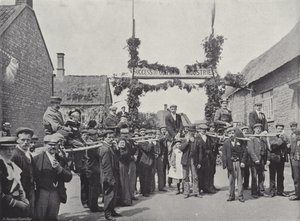 Corby Pole Fair, Besucher auf Stühlen und Stangen