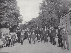 Das Northumbrian Baal-Feuer, das Einbringen der Reisigbündel