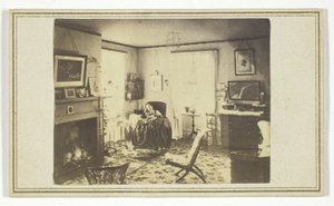 Ohne Titel (Frau im Inneren eines Hauses) von J. C. Spooner