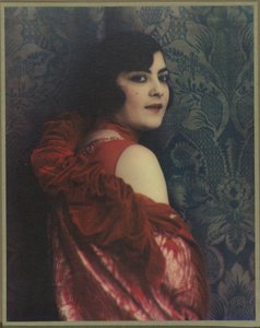 Porträt einer Frau in einem roten Kleid von Jacob Merkelbach