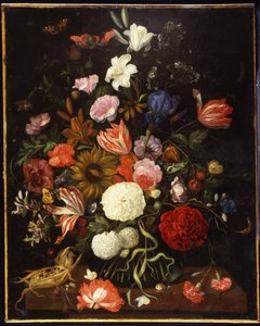 Mohnblumen, Tulpen, Rosen, Nelken, Schneeball, Lilien, Iris, eine Sonnenblume und andere Blumen in einer Glasvase mit einem Maiskolben auf einem Sims