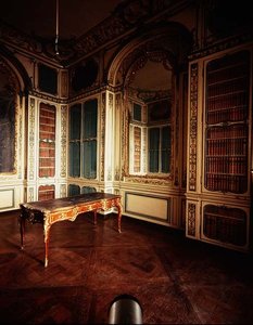 Die Bibliothek von Ludwig XV. mit weißen und goldenen Paneelen von Jacques Verberckt