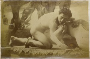 Studie eines männlichen Aktmodells, liegend auf dem Boden und ringend mit einer Gliederpuppe, im Atelier von Jacques de Lalaing
