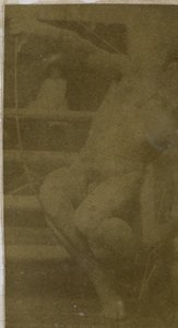 Studie eines männlichen Aktmodells, sitzend auf einer Treppe, von vorne gesehen mit Seil und Bogen auf dem Schoß, im Atelier von Jacques de Lalaing