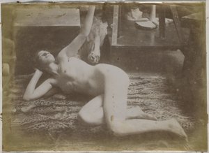 Studie eines weiblichen Aktmodells, liegend auf einem Tigerfell, im Atelier von Jacques de Lalaing
