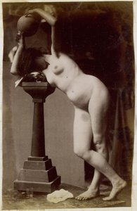 Studie eines weiblichen Aktmodells, von vorne gesehen, im Atelier von Jacques de Lalaing, Vorstudie für einen kreisförmigen Brunnen von Jacques Lalaing (attributed to)