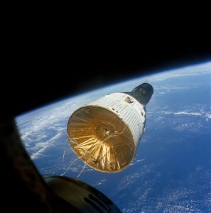 Gemini VI in einer Umlaufbahn 257 km über der Erde, 15. Dezember 1965 von James A Lovell Jr
