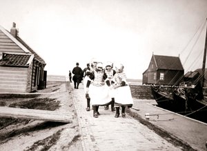 Kinder auf der Insel Marken, Niederlande, 1898