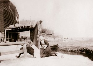 Kinder spielen, Markeninsel, Niederlande, 1898 von James Batkin