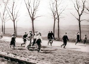 Kinder laufen entlang eines Kanals, Monnickendam, Niederlande von James Batkin