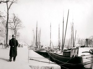 Polizist an einem Kanal, Rotterdam, 1898 von James Batkin