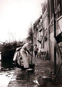 Frau wischt die Straße, Dordrecht, Niederlande, 1898 von James Batkin