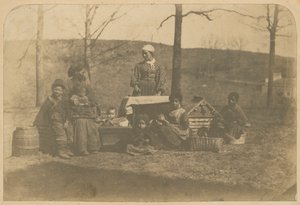 Albuminabzug von versklavten Frauen und ihren Kindern in der Nähe von Alexandria..., 2. Dez. 1861 bis 10. März 1862 von James E. Larkin