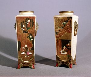 Paar Vasen im japanischen Stil, die den japanischen Kobalt- und Tonabbau darstellen, Worcester