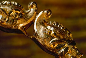 Ein handgefertigtes goldenes Armband zeigt zwei kollidierende Haiköpfe. Südamerika