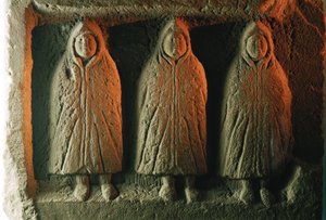 Ein Relief, das lokale Gottheiten darstellt, die gegen die Kälte gekleidet sind. Housesteads R...