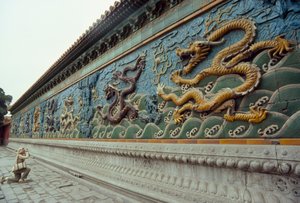 Eine Frau fotografiert den Neun-Drachen-Bildschirm. Beihai-Park, Peking, Volksrepublik China von James L Stanfield