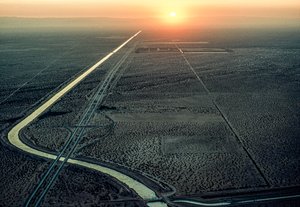 Luftaufnahme des All-American-Kanals bei Sonnenuntergang im Westen von James L Stanfield