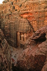 Erhöhte Ansicht des nabatäischen Tempels namens Al-Khazneh und des Schatzhauses des Pharaos...