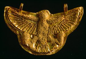 Goldener Falkenanhänger aus dem Museum für Unterwasserarchäologie in Bodrum. Bodrum, Türkei. von James L Stanfield